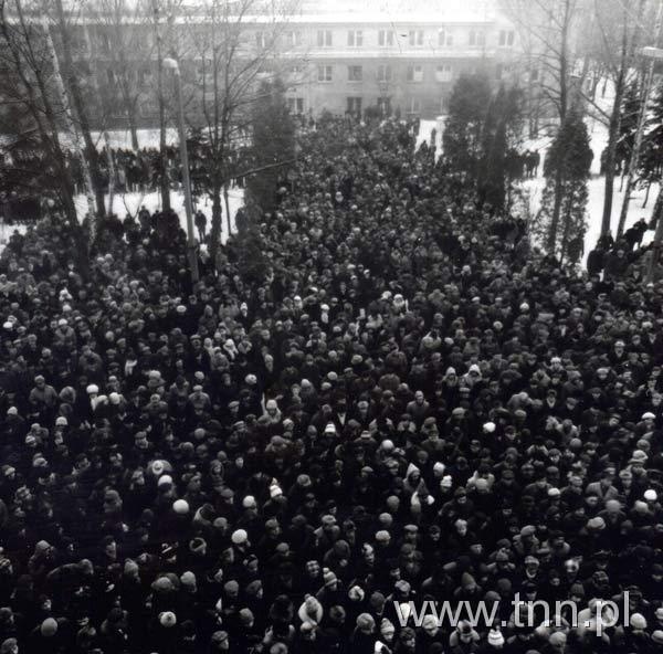 Tłum przy pomniku na terenie WSK Świdnik