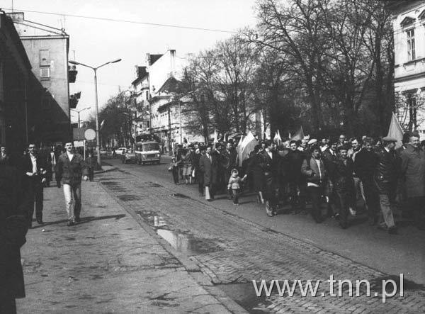 Krakowskie Przedmieście podczas pochodu w dniu 1 maja 1982 roku