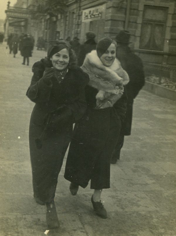 Spacerujące kobiety na Krakowskim Przedmieściu w Lublinie