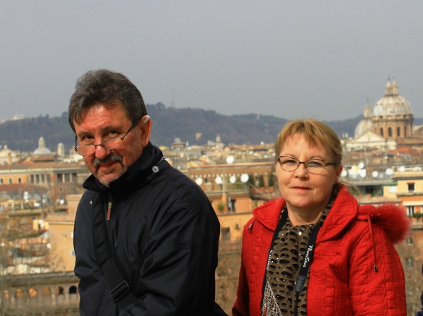 Fotografia przedstawia Bogusława Wróblewskiego wraz z żoną Małgorzatą na wzgórzu Awentyn w Rzymie
