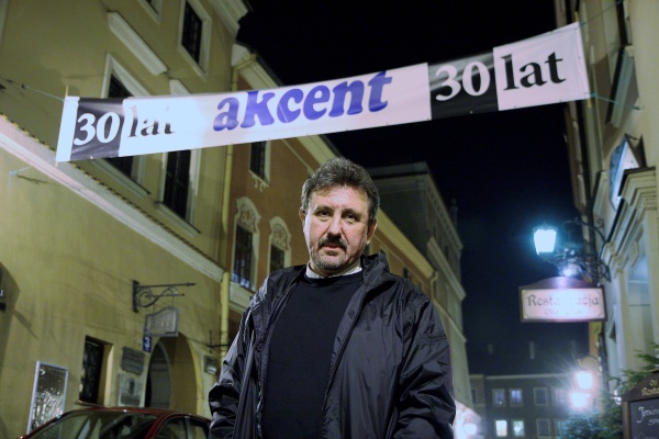 Bogusław Wróblewski na ulicy Grodzkiej w Lublinie przy siedzibie redakcji „Akcentu”.