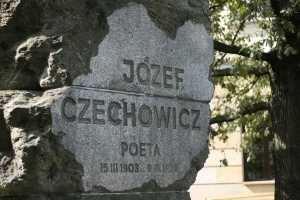 Na zdjęciu widzimy fragment pomnika Józefa Czechowicza. w kamieniu wyryte jest jego imię i nazwisko, napis poeta oraz data jego urodzin i śmierci. 